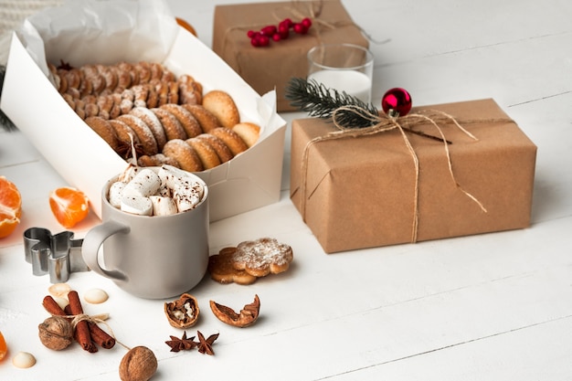 Fabricação de padaria caseira, biscoitos de gengibre em forma de árvore de Natal.