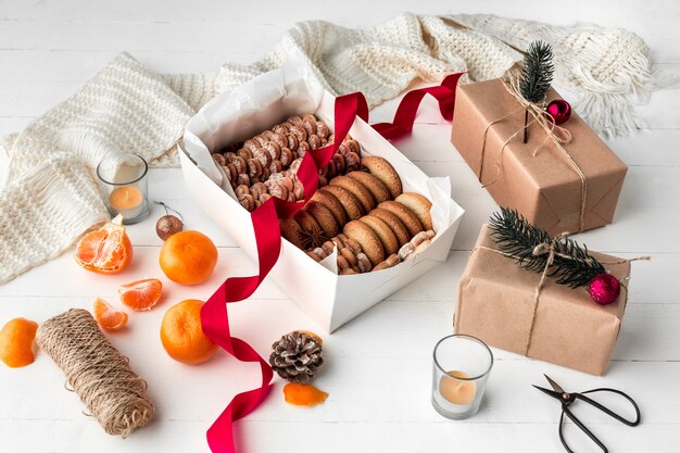 Fabricação de padaria caseira, biscoitos de gengibre em forma de close de árvore de Natal.