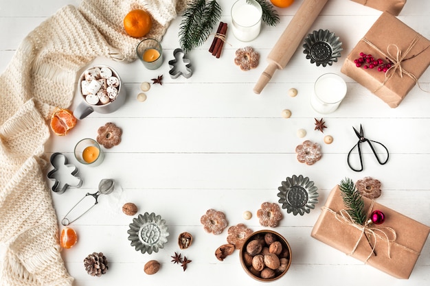 Fabricação de padaria caseira, biscoitos de gengibre em forma de close de árvore de Natal.