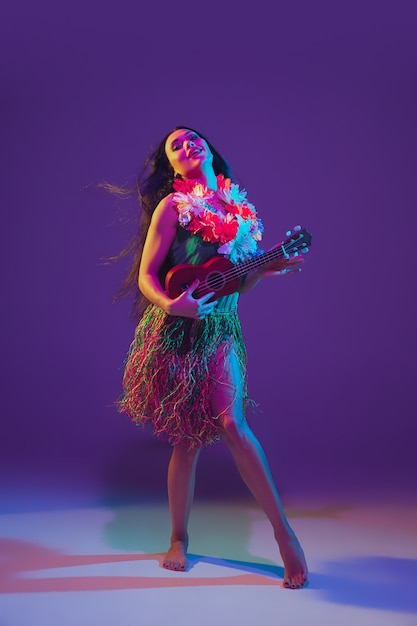 Fabulosa dançarina de Cinco de Mayo em roxo na luz de neon