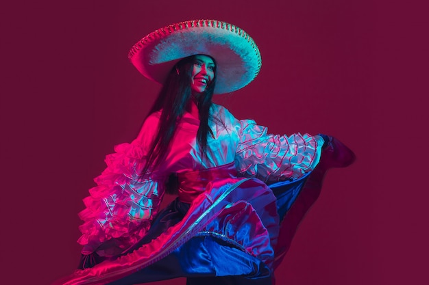 Fabulosa dançarina de Cinco de Mayo em roxo na luz de neon