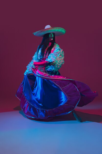 Fabulosa dançarina de Cinco de Mayo em roxo na luz de neon