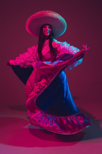 Fabulosa dançarina de cinco de mayo na parede roxa com luz de néon.