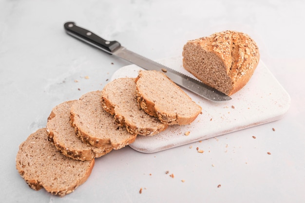 Faca de alto ângulo com fatias de pão