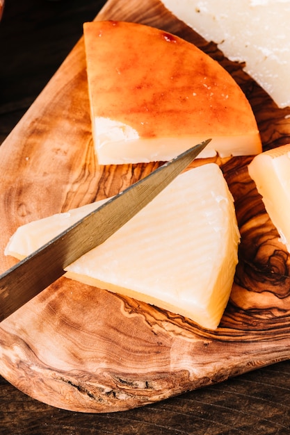 Foto grátis faca deitada no queijo