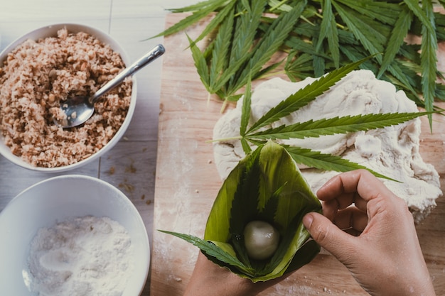 Foto grátis faça doces usando folhas de maconha como um componente.