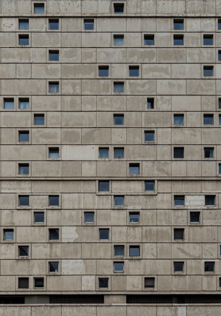 Foto grátis facada de edifício com um padrão repetitivo de janelas