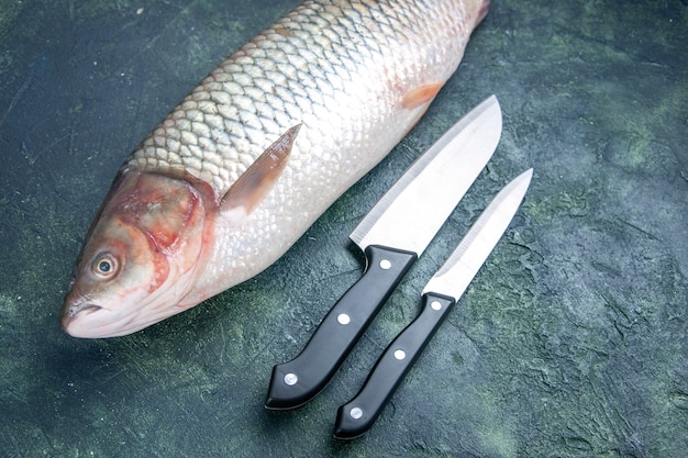 Foto grátis facas de peixe fresco de vista inferior na mesa da cozinha