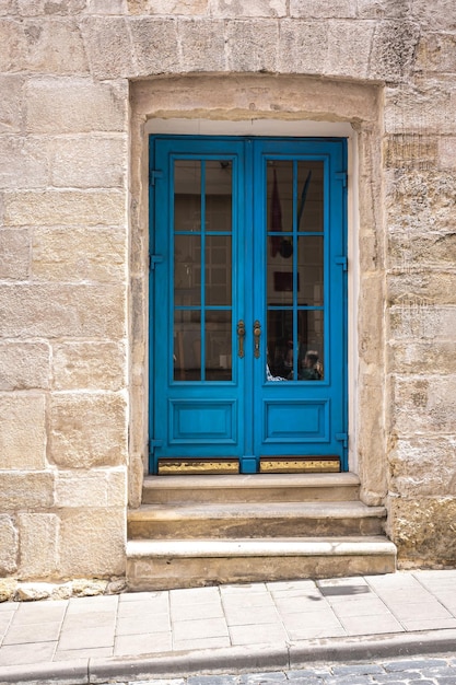 Fachada de um edifício antigo com portas azuis