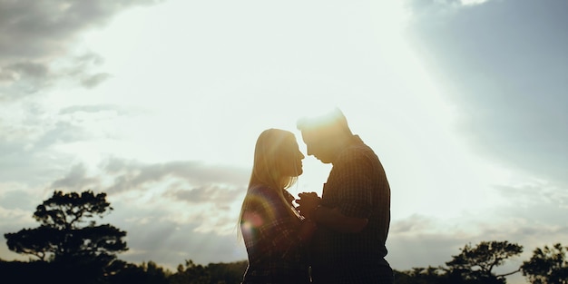 Fade picture of couple posando em algum lugar nas montanhas