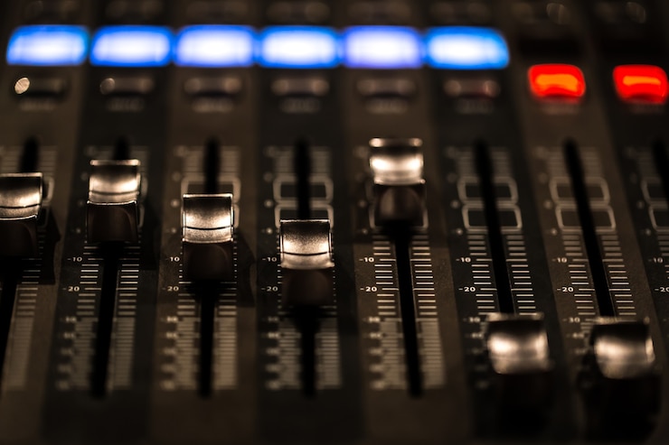 Foto grátis fader console de mixagem digital com medidor de volume