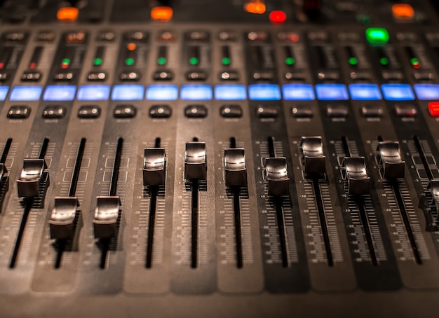 Foto grátis fader console de mixagem digital com medidor de volume