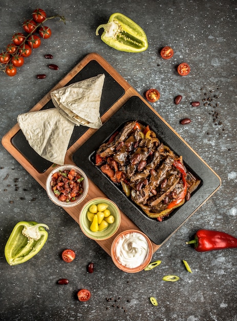 Fajitas de carne com lavash em cima da mesa