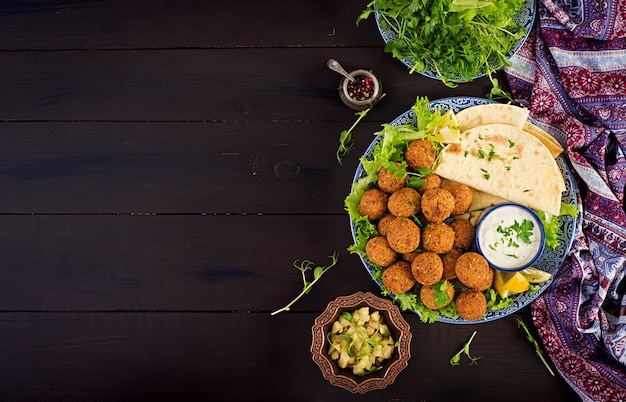 Falafel, homus e pita. Pratos do Oriente Médio ou árabe