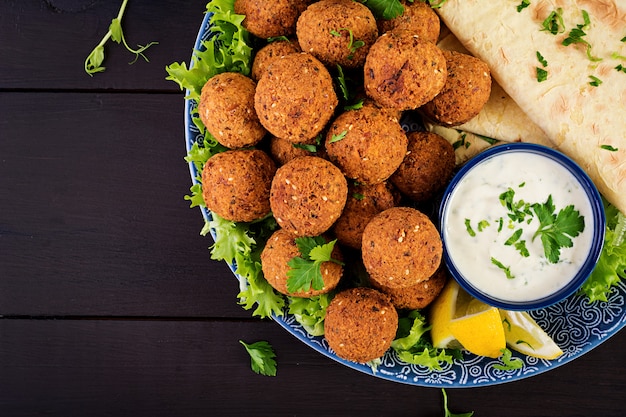 Foto grátis falafel, homus e pita. pratos do oriente médio ou árabes. comida halal. vista do topo. copie o espaço