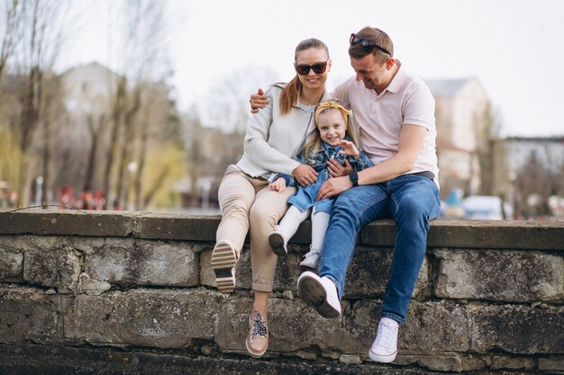 Família à beira do lago