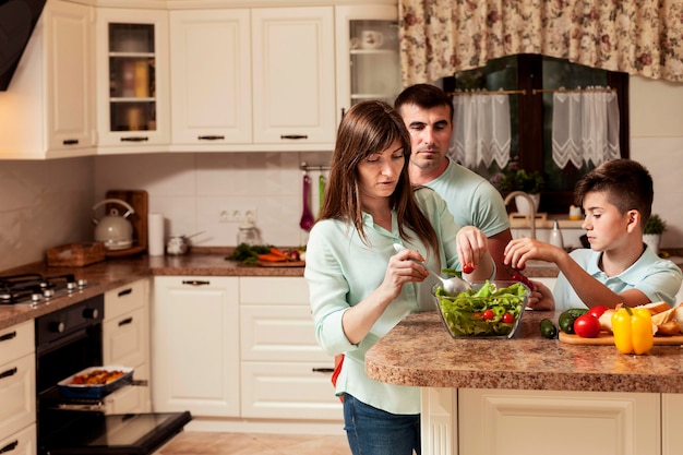 Família a passar tempo juntos na cozinha preparando comida