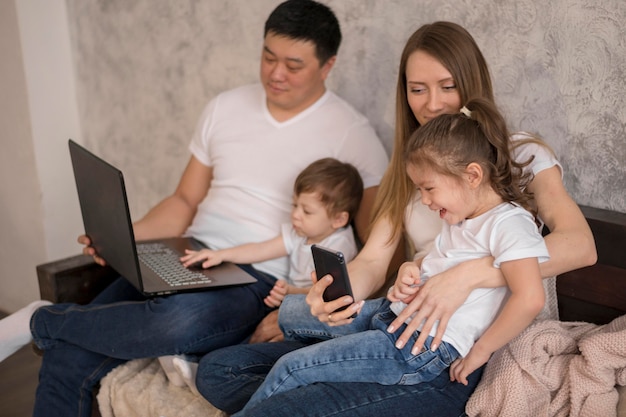 Foto grátis família a passar tempo juntos