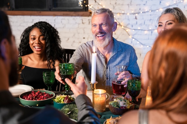 Família adorável curtindo a festa de ano novo