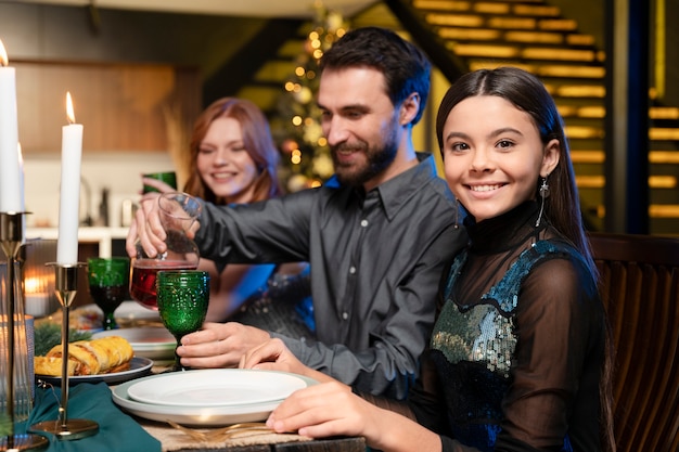 Família adorável curtindo a festa de ano novo