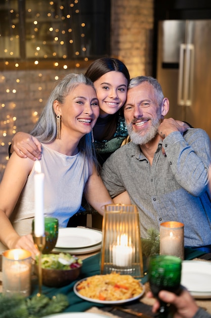 Foto grátis família adorável curtindo a festa de ano novo