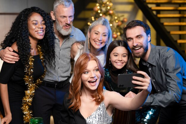 Foto grátis família adorável curtindo a festa de ano novo