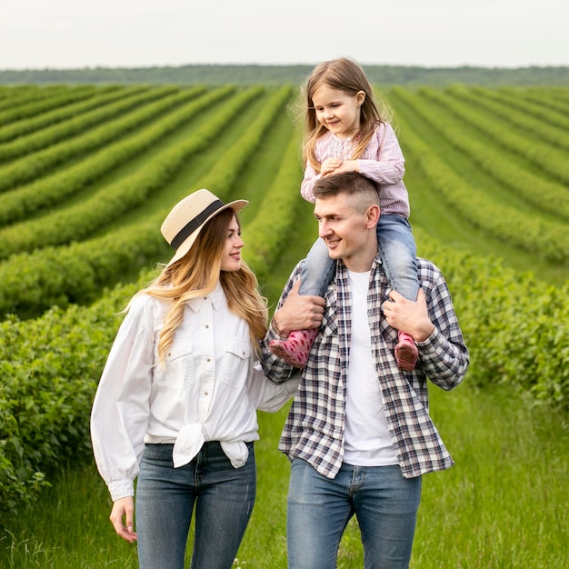 Foto grátis família adorável na fazenda