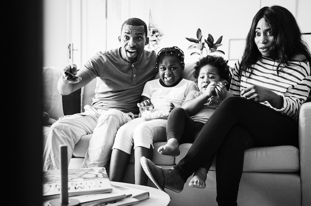 Foto grátis família africana passando um tempo junta