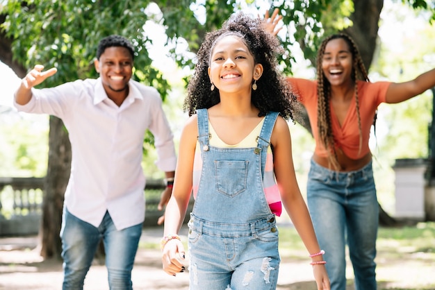 Família afro-americana se divertindo e curtindo um dia juntos ao ar livre no parque.