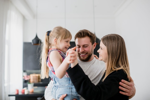 Família alegre abraçando