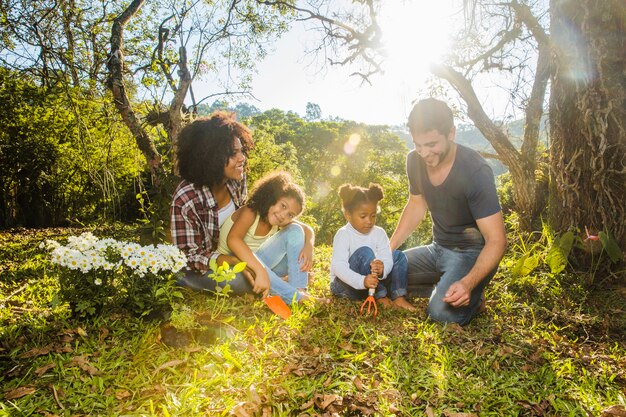 Família alegre ao ar livre