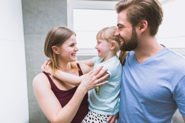 Família alegre no banheiro