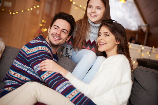 Família alegre olhando para longe