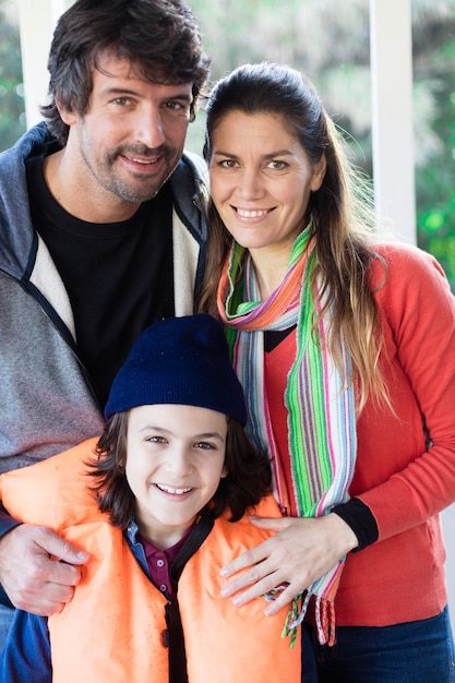 Família alegre posando juntos