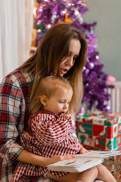 Família Ano Novo Mãe e filhas estão se preparando para o ano novo vestir a árvore de Natal