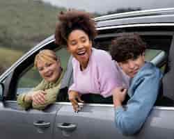 Foto grátis família apreciando as vistas em uma viagem de carro