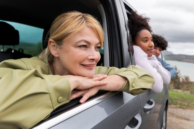 Família apreciando as vistas em uma viagem de carro