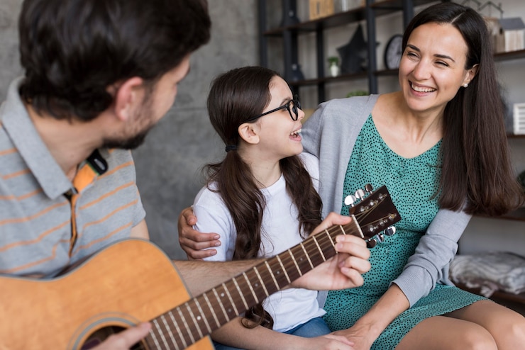 Foto grátis família aprendendo a tocar instrumento