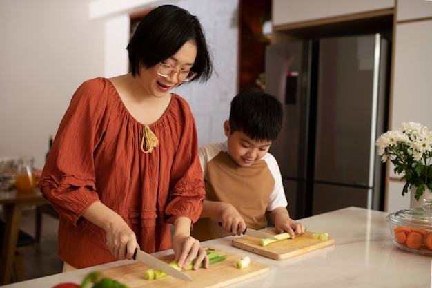 Foto grátis família asiática cozinhando junta