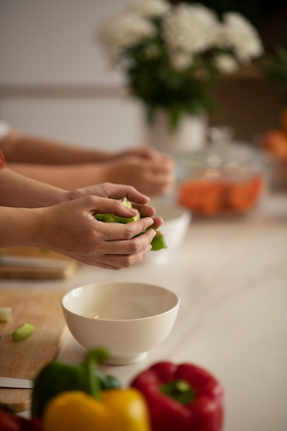 Família asiática cozinhando junta