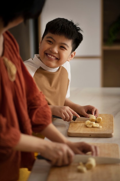 Família asiática cozinhando junta