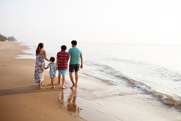 Família asiática na praia