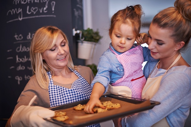 Família assando biscoitos