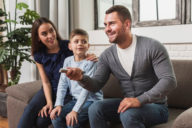 Família bonita com filho assistindo a um filme