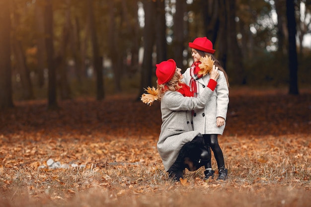 Família bonita e elegante em um parque de outono