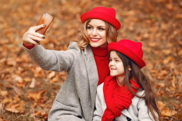 Família bonita e elegante em um parque de outono