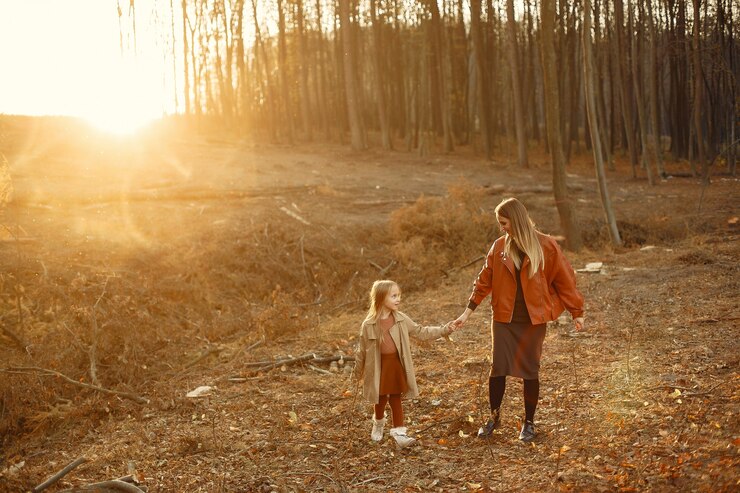 Foto grátis família bonita e elegante em um parque de outono