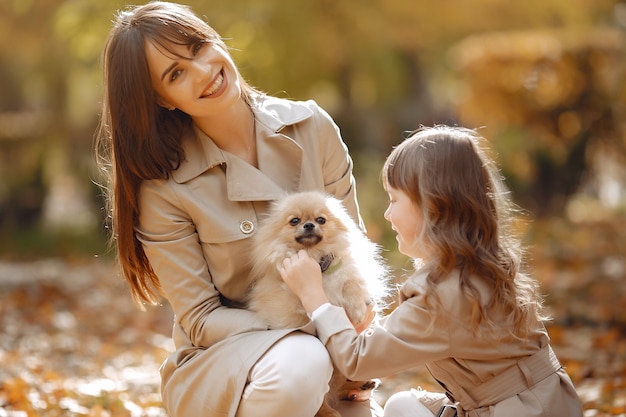 Família bonita e elegante em um parque de outono