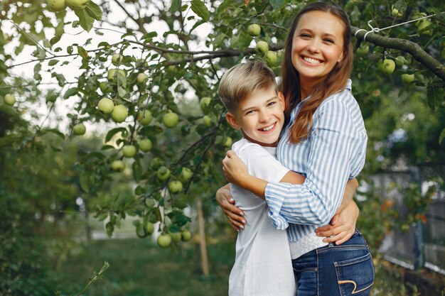 Família bonita e elegante em um parque primavera