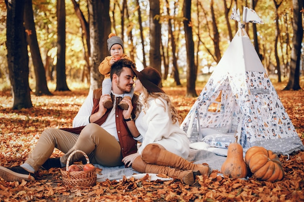 Foto grátis família bonita e elegante em um parque